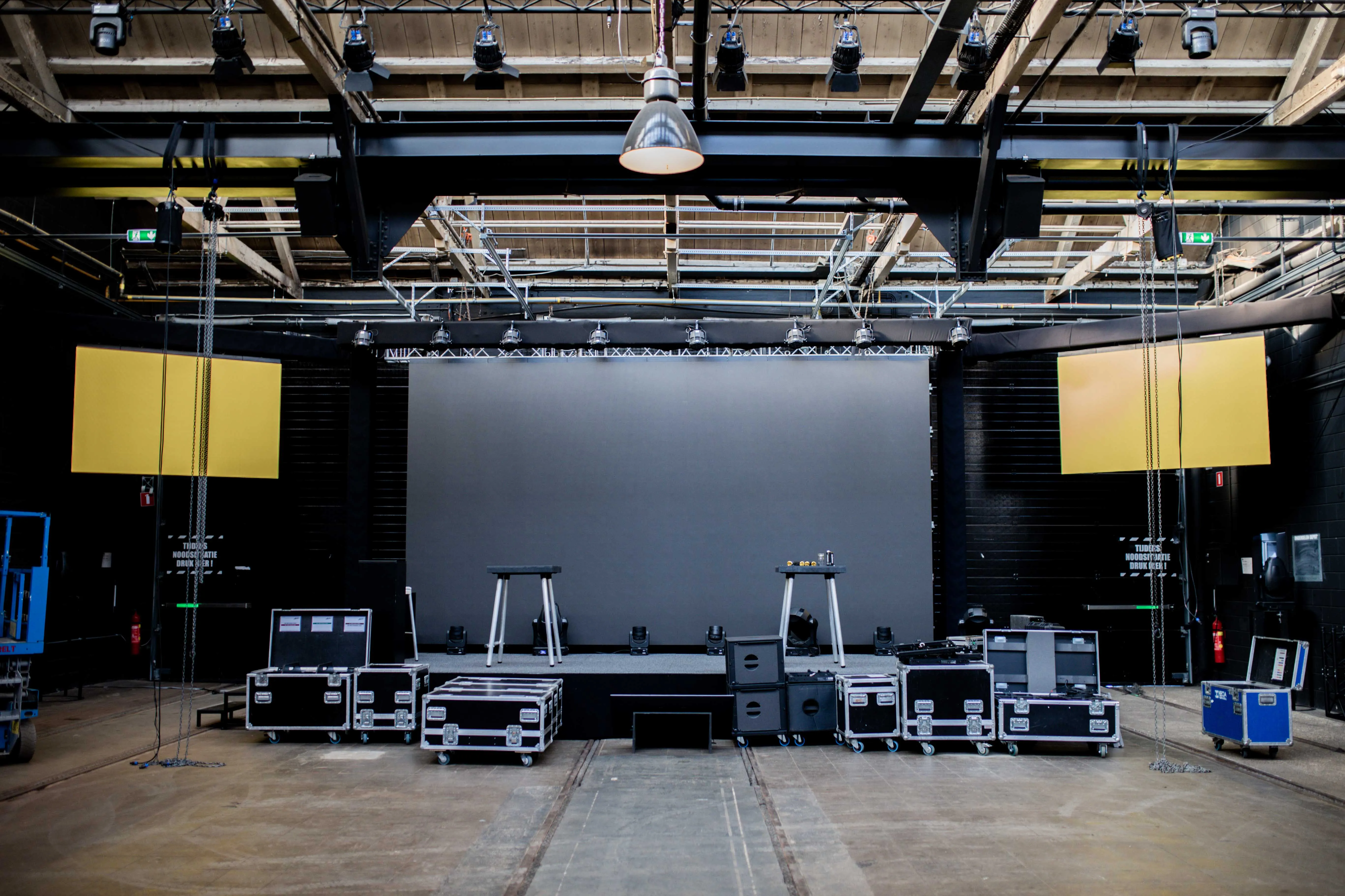 Techniek wordt opgebouwd bij het podium in de Rijtuigenloods